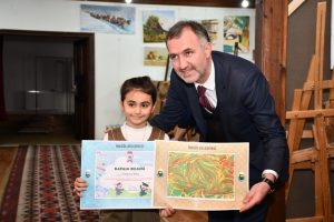 Bursa'da sanat at&ouml;lyesinin minik &ouml;ğrencileri sertifikalarını aldı