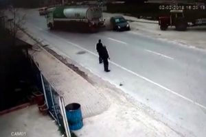 Otomobil &ouml;nce yakıt tankerine sonra trakt&ouml;re &ccedil;arptı