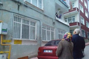 Husumetli olduğu ailenin evine t&uuml;fekle ateş a&ccedil;tı