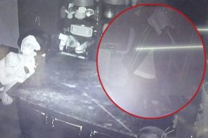 Pişkin hırsızlar g&uuml;venlik kamerasının &ouml;n&uuml;ne ge&ccedil;erek dans etti
