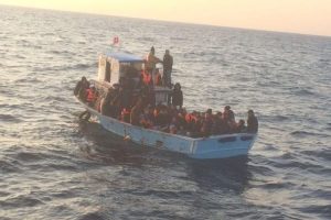 Makine arızası yapan teknedeki ka&ccedil;aklar kurtarıldı