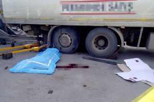 Tırın dorsesi ile lastiğin arasına sıkışan Iraklı gen&ccedil; feci şekilde can verdi