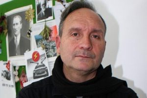 Teoriyi pratiğe d&ouml;n&uuml;şt&uuml;rd&uuml;, roman ve şiir kitapları yazdı
