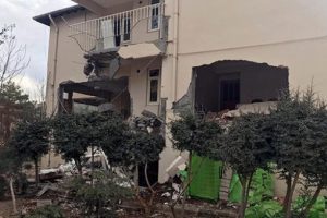 'Caminin sil&uuml;etini bozuyor' dedi, kep&ccedil;eyle m&uuml;ft&uuml;l&uuml;k binasını yıktı