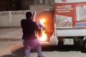 Alev alan aracı montuyla s&ouml;nd&uuml;rmeye &ccedil;alıştı