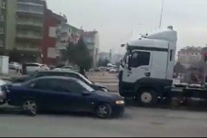 Otomobil s&uuml;r&uuml;c&uuml;s&uuml;ne kızdı, tırı ile iki otomobile &ccedil;arpıp ka&ccedil;tı