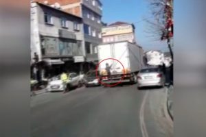 Kamyonun arkasına tutunarak tehlikeli yolculuk!