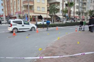 Silahlı kavga: 1 &ouml;l&uuml;, 2 yaralı