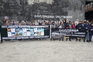 Patlamada &ouml;len 21 kişi karanfillerle anıldı