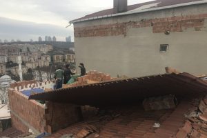 Gecekondunun &ccedil;atısı u&ccedil;tu, vatandaşlar isyan etti