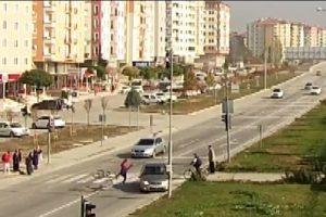 Kırmızı ışıkta ge&ccedil;en s&uuml;r&uuml;c&uuml;n&uuml;n &ccedil;arptığı bisikletli &ouml;l&uuml;mden d&ouml;nd&uuml;
