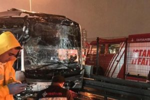 Metrob&uuml;s durağında kaza