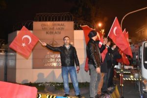 NATO kışlası &ouml;n&uuml;nde T&uuml;rk bayraklı protesto