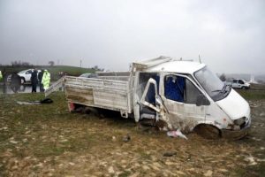 İş&ccedil;ileri taşıyan kamyonet takla attı: 7 yaralı