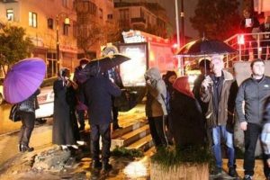 Gece yarısı bir binanın giriş merdiveni &ccedil;&ouml;kt&uuml;!
