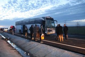 Yolcu otob&uuml;s&uuml; kamyona arkadan &ccedil;arptı: 10 yaralı