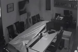 24 saniyede televizyon hırsızlığı kamerada