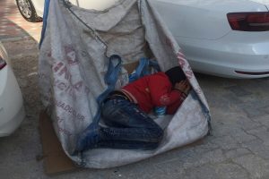 Yaşıtları okula gitti, o atık kağıt toplarken uyuyakaldı