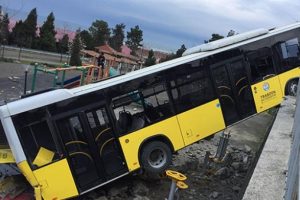 Belediye otob&uuml;s&uuml; &ccedil;ocuk parkına d&uuml;şt&uuml;