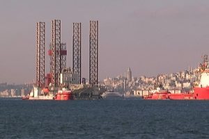 Dev petrol platformu yeniden İstanbul Boğazı'nda
