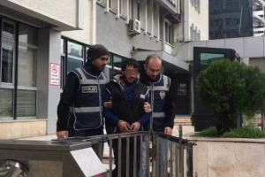 Bursa'da &ccedil;aldığı otomobilin plakasını değiştirirken yakalandı