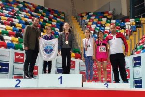 Bursa Gemlikli atletten g&uuml;m&uuml;ş madalya