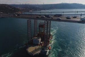 Dev platformun İstanbul Boğazı'ndan ge&ccedil;işi s&uuml;r&uuml;yor