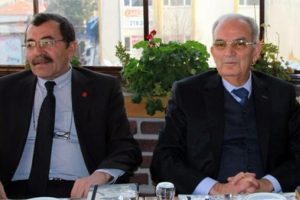 Yanında oturan başkanı istifaya &ccedil;ağırdı