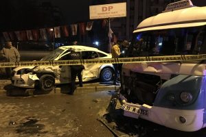 Kontrolden &ccedil;ıkan otomobil minib&uuml;slere &ccedil;arptı: 2 &ouml;l&uuml;