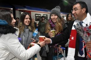 'Doğu Ekspresi' yolcularına sıcak &ccedil;orba ve helva ikram edildi