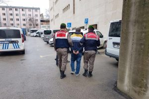 Bursa'da av t&uuml;feğiyle vurduğu kadını hastaneye bırakıp ka&ccedil;tı