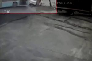 Kontrolden &ccedil;ıkan otob&uuml;s otomobili b&ouml;yle s&uuml;r&uuml;kledi