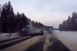 Otomobiller kafa kafaya &ccedil;arpıştı: 2 &ouml;l&uuml;, 1 yaralı