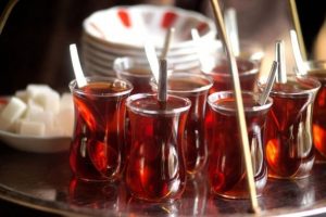Sıcak &ccedil;ay, sigara i&ccedil;enlerde ve alkol kullananlarda yemek borusu kanseri sebebi!