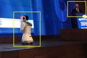 Robot, sık sık Bakan'ın s&ouml;z&uuml;n&uuml; kesince: "Gereğini yapın l&uuml;tfen"