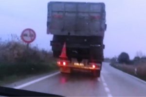 &Ccedil;ekiciye y&uuml;kenen kamyon tehlike sa&ccedil;tı