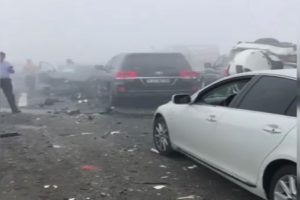 Abu Dabi'de sisten onlarca ara&ccedil; birbirine girdi