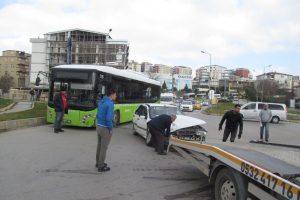 Halk otob&uuml;s&uuml;yle otomobil &ccedil;arpıştı: 2 yaralı