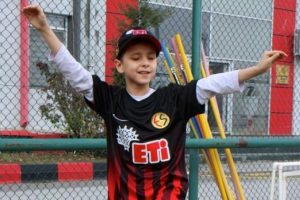 G&ouml;rme engelli k&uuml;&ccedil;&uuml;k taraftar, Eskişehirsporlu futbolcularla buluştu