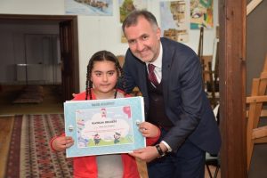 Bursa'da minik sanat &ouml;ğrencileri sertifikalarını aldı