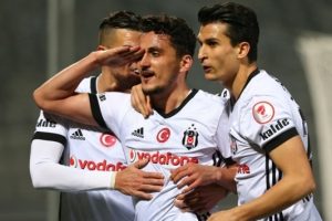Beşiktaş yarı finale y&uuml;kseldi