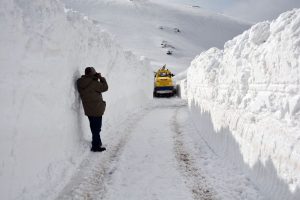 5 metrelik karda yol a&ccedil;ma &ccedil;alışmaları