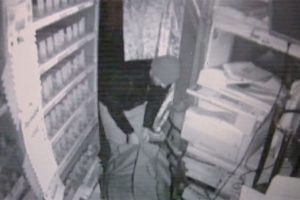 B&uuml;fenin &ccedil;evresine perde &ccedil;ekti, 50 bin TL'lik soygun yaptı