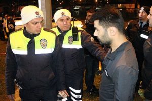Arkadaşının yerine kazayı &uuml;stlenecekti! Polisin tek lafı ile vazge&ccedil;ti