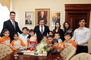 Bursa'da &ouml;ğrencilerden Vali K&uuml;&ccedil;&uuml;k'e ziyaret