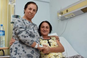 B&ouml;breğini vererek kızını hayata bağladı