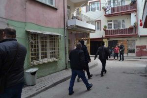 Bursa'daki baskında uyuşturucuyu klozete ve sobaya attı