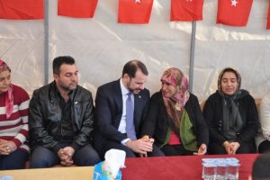 Bakan Albayrak Reyhanlı'da şehit ailelerini ziyaret etti