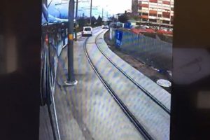 Tramvay yoluna giren ara&ccedil; kıl payı kurtuldu