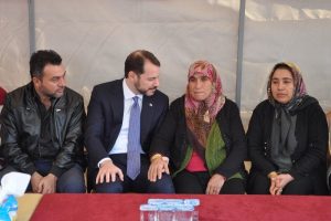 Cumhurbaşkanı Erdoğan şehit eşi ile g&ouml;r&uuml;şt&uuml;